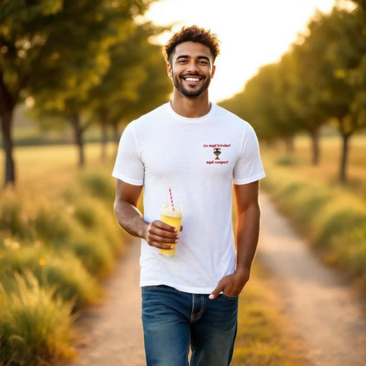 T-shirt bianca unisex con ricamo dell'asso di coppe delle carte siciliane, modello indossato da un ragazzo.