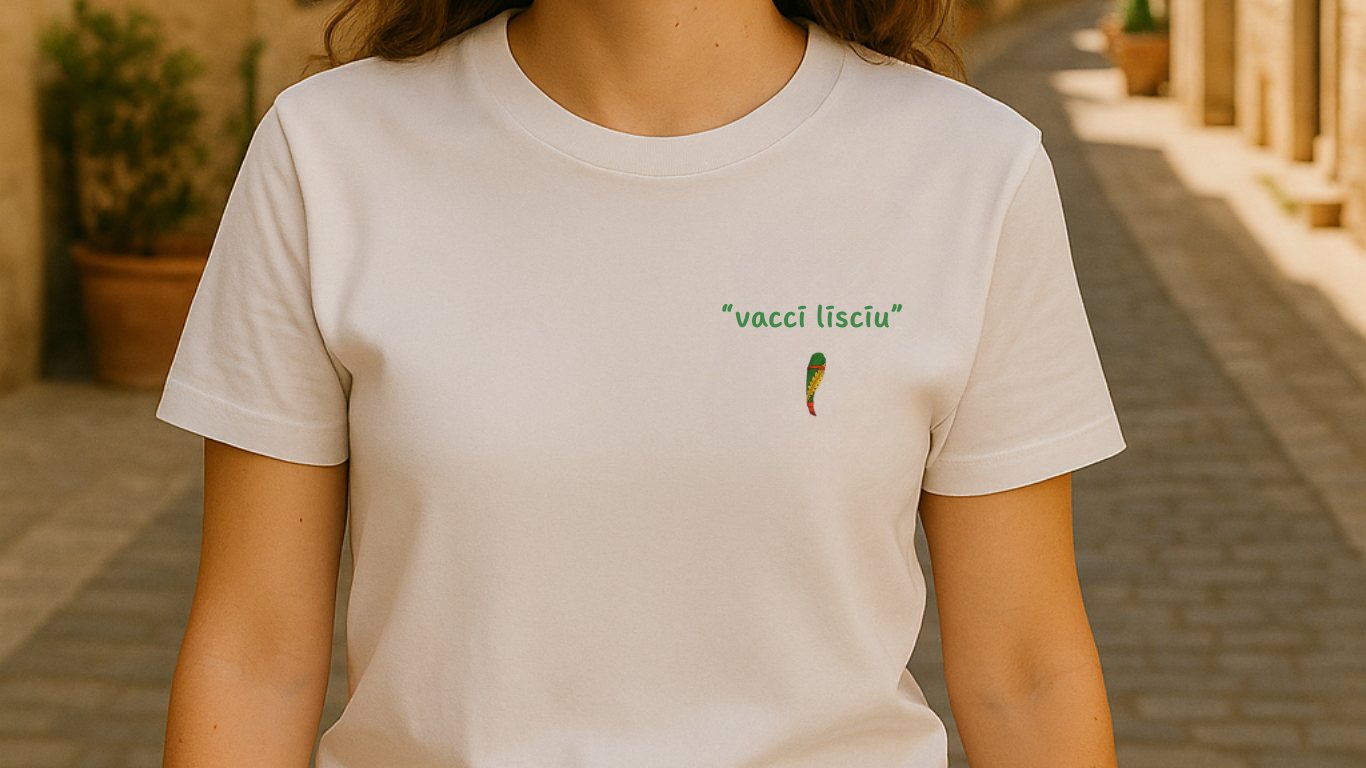 Modella siciliana che indossa una t-shirt ricamata, in una strada tipica del Sud Italia.