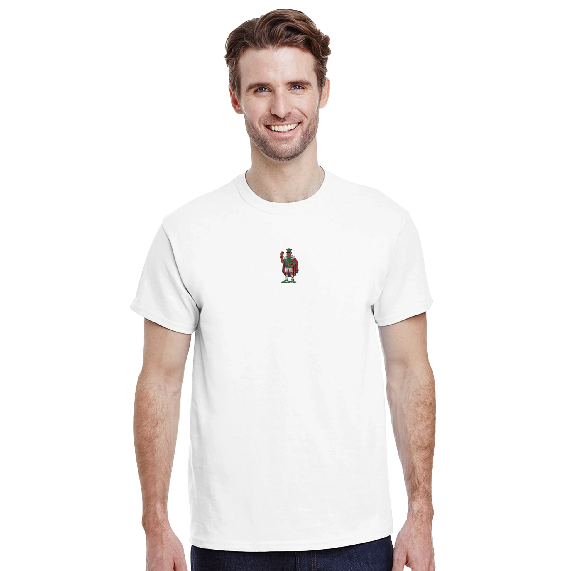 Ragazzo che indossa una maglietta bianca con il ricamo del Re di coppe