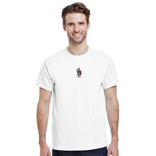 Ragazzo che indossa una maglietta bianca con il ricamo del Re di coppe